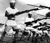 Afrikanische Kolonialsoldaten der britischen Streitkräfte beim Training. (Quelle: Imperial War Museum, London)