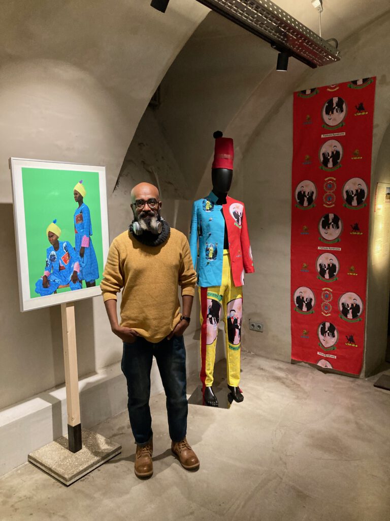 02 Amado Alfadni (Ägypten:Sudan) vor seinen Bildern und Skulpturen zu ostafrikanischen Kolonialsoldaten